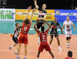 Gustavo Canos x Sesi semifinal da Superliga Masculina de Vôlei (Foto: Fernando Potrick/Divulgação)