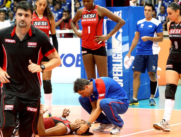 Sassá passa mal vôlei Rio de Janeiro Sesi Superliga (Foto: Pedro de Souza / adorofoto)