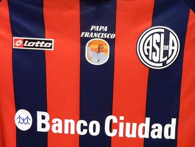 camisa San Lorenzo Papa Francisco homenagem (Foto: EFE)