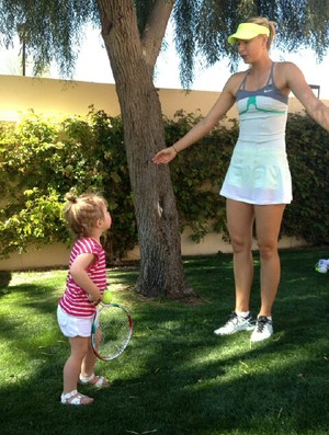 Maria Sharapova e Valentina, filha de Tommy Haas (Foto: Reprodução / yfrog)