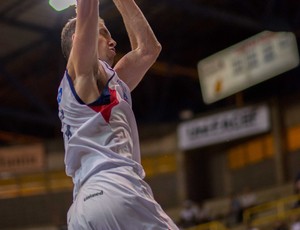 Guilherme Teichmann enterrada Franca Basquete Paulistano (Foto: Newton Nogueira / NBB)