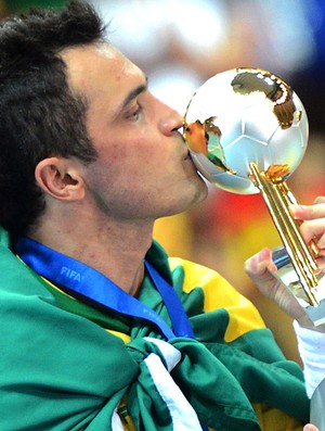 Falcão beija a taça do Mundial de Futsal  (Foto: AFP)