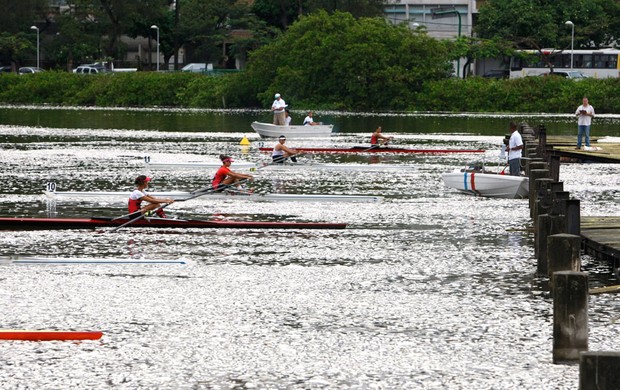 remo Lagoa peixes mortos (Foto:  Hudson Pontes / Agência O Globo)