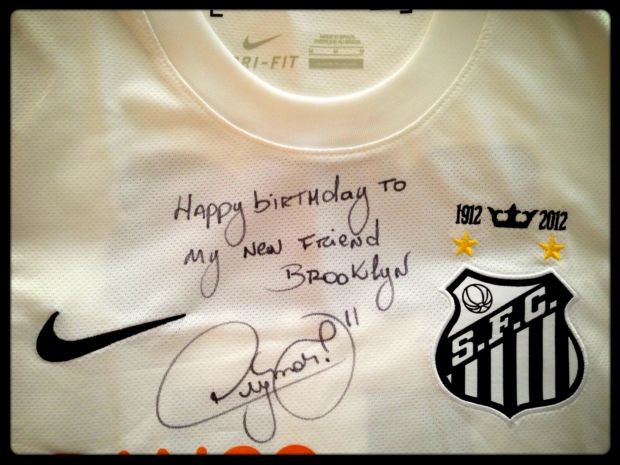 Camisa do Neymar para o filho de BEckham (Foto: Marcos Motta)