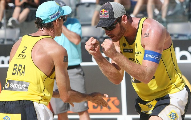 Emanuel e Alison comemoram no vôlei de praia em Roma (Foto: Divulgação / FIVB)