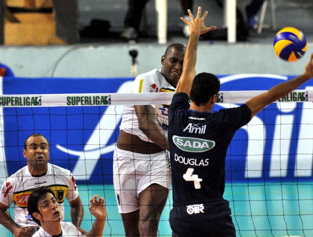 Volei - Superliga - Volta Redonda x Cruzeiro (Foto: Paulo Dimas/Agência Estado)