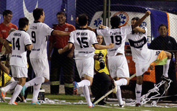 Freddy Bareiro comemora gol do Olimpia sobre o Deportivo Lara (Foto: Reuters)