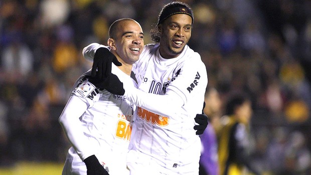 Diego Tardelli e Ronaldinho comemoram gol do Atlético-MG contra o Strongest (Foto: Reuters)