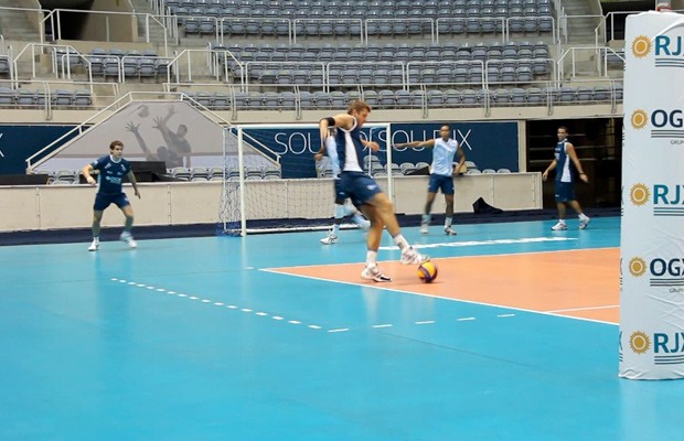 Futebol ajuda no aquecimento dos jogadores do Rio de Janeiro  (Foto: Reprodução SporTV)