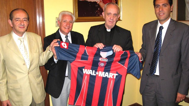 Papa Francisco I com a camisa do San Lorenzo (Foto: Reprodução)