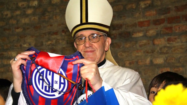 Papa Francisco I com o escudo do San Lorenzo (Foto: Reprodução)