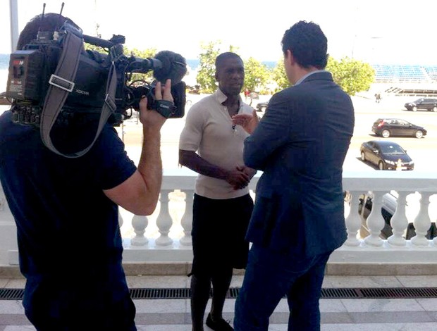 Seedorf concede entrevista para a CNN Botafogo (Foto: Thales Soares)