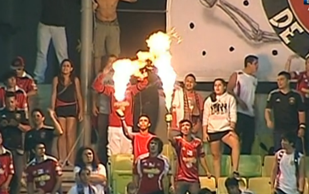 Torcida do Caracas leva lança chamas ao estádio contra o Grêmio (Foto: Reprodução SporTV)