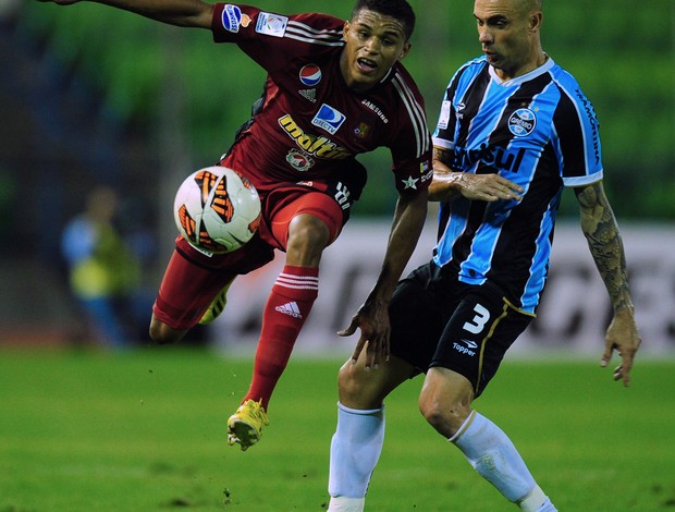 Francisco Carabali do caracas e Cris do Grêmio (Foto: AFP)