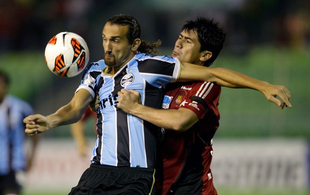 Barcos do Grêmio e Andres Sanchez do Caracas (Foto: AP)