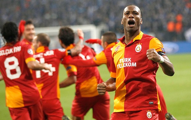 Drogba comemora gol na partida do Galatasaray contra o Schalke (Foto: Reuters)