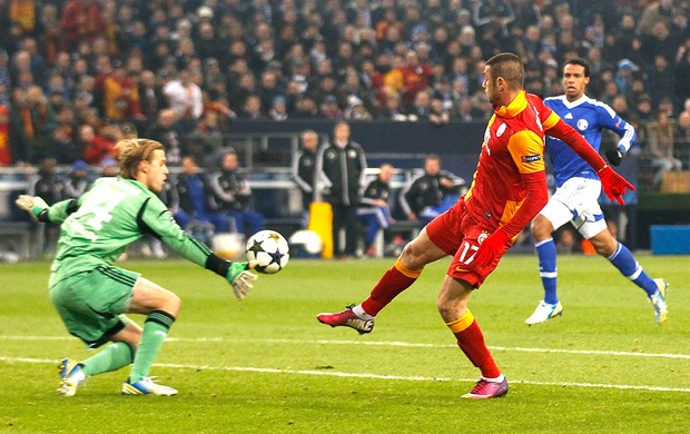 Burak Yilmaz marca gol na partida do Galatasaray contra o Schalke (Foto: Reuters)