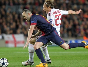 Iniesta e Ambrosini, Barcelona x Milan (Foto: AFP)