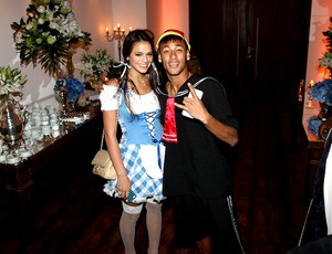 Neymar com a namorada em festa a fantasia (Foto: Manuela Scarpa / Foto Rio News )