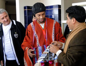 Ronaldinho Gaúcho ganha presentes do governador de La Paz (Foto: Leonardo Simonini)