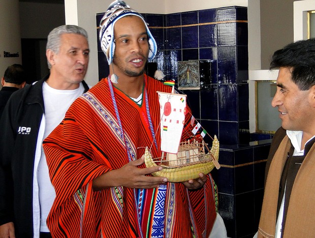 Ronaldinho Gaúcho tem que abrir mão da tradicional boina (Foto: Leonardo Simonini)