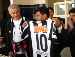 Governador ganha camisa do atlético-mg (Foto: Leonardo Simonini)