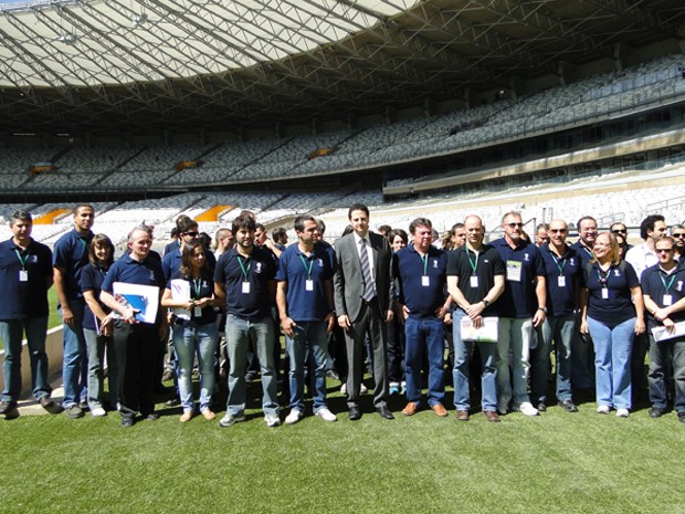 Delegação reunida no gramado do Mineirão, em Belo Horizonte.  (Foto: Pedro Triginelli/G1)