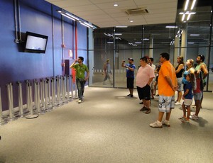 Primeiro grupo de visita guiada no Mineirão assiste a vídeo no hall de entrada (Foto: Valeska Silva / Globoesporte.com)