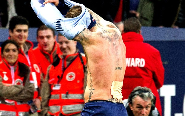 Beckham com protetor de tatuagem no jogo do PSG (Foto: Getty Images)