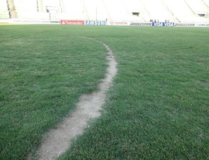 Marcação da meia-lua não é feita com tinta, mas com buracos (Foto: Hector Werlang/Globoesporte.com)