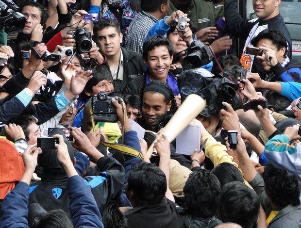 Ronaldinho do Atlético-MG cercado na Bolívia (Foto: Léo Simonini)