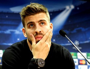 Gerard Piqué na coletiva do Barcelona (Foto: EFE)