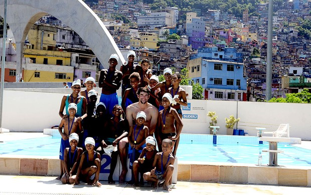 Phelps em visita na Rocinha  (Foto: André Durão / Globoesporte.com)