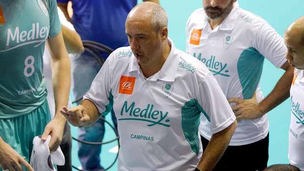 Marcos Pacheco fala com jogadores durante partida entre Campinas e Minas (Foto: Cinara Piccolo / Piccolo & Inamine)