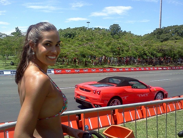 Luciane Escouto em evento da Ferrari no Rio de Janeiro (Foto: Reprodução / Facebook)