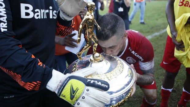 D'Alessandro beija taça da Piratini (Foto: Wesley Santos / Press Digital)