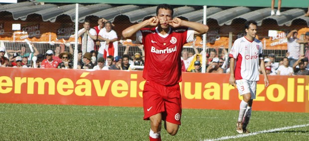 Damião comemora gol no jogo contra o São Luiz (Foto: Diego Guichard/GLOBOESPORTE.COM)