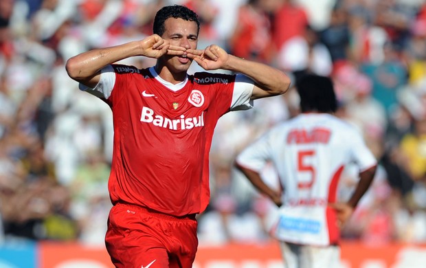 Leandro Damião comemora gol do Internacional sobre o São Luiz (Foto: Edu Andrade/Agência Estado)