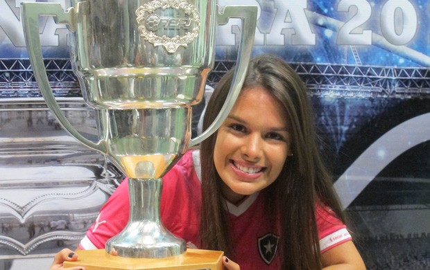 Fernanda Maia gandula Botafogo com a Taça (Foto: Thales Soares)