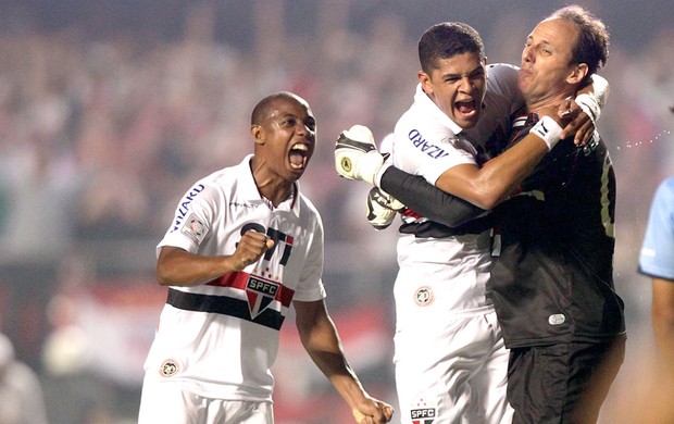 Rogério Ceni comemora gol do São Paulo contra o Bolívar (Foto: AP)