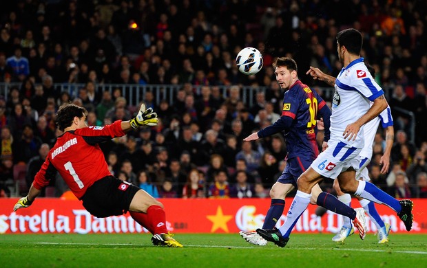 Messi marca gol do Barcelona sobre o La Coruna (Foto: Getty Images)