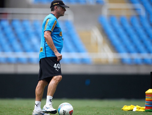 Oswaldo de oliveira botafogo treino (Foto: Pedro Kirilos / Agência O Globo)