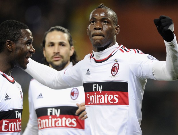 Balotelli comemora gol do Milan sobre o Genoa (Foto: Getty Images)