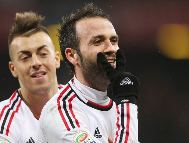 Pazzini e El Shaarawy comemoram gol do Milan sobre o Genoa (Foto: AP)