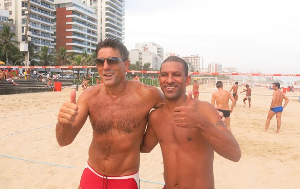 Renato Gaúcho e Djalminha no futevôlei (Foto: Flávio Dilascio)