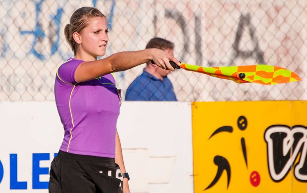 Assistente Fernanda Colombo Uliana, musa da arbitragem de Santa Catarina (Foto: Lougans Duarte / Diário do Sul)