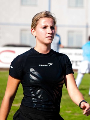 Assistente Fernanda Colombo Uliana, musa da arbitragem de Santa Catarina (Foto: Lougans Duarte / Diário do Sul)