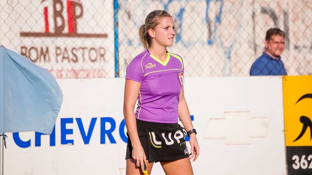 Assistente Fernanda Colombo Uliana, musa da arbitragem de Santa Catarina (Foto: Lougans Duarte / Diário do Sul)