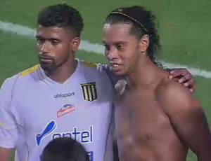 Ronaldinho Gaúcho é tietado por jogadores do The Strongest (Foto: Reprodução SporTV)