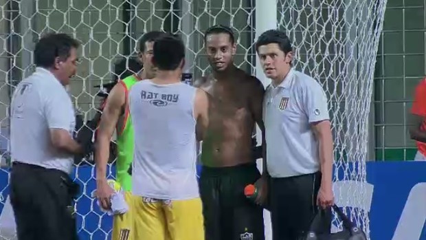 Ronaldinho Gaúcho é tietado por jogadores do The Strongest (Foto: Reprodução SporTV)